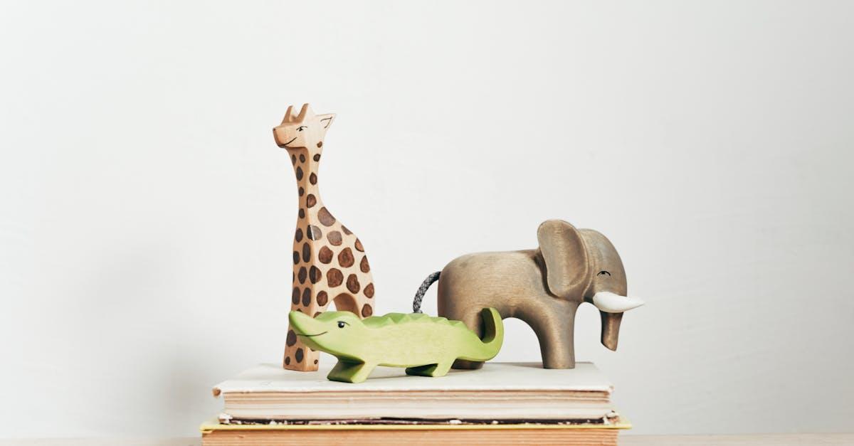Figurine girafe marron et verte sur livregbvxzc