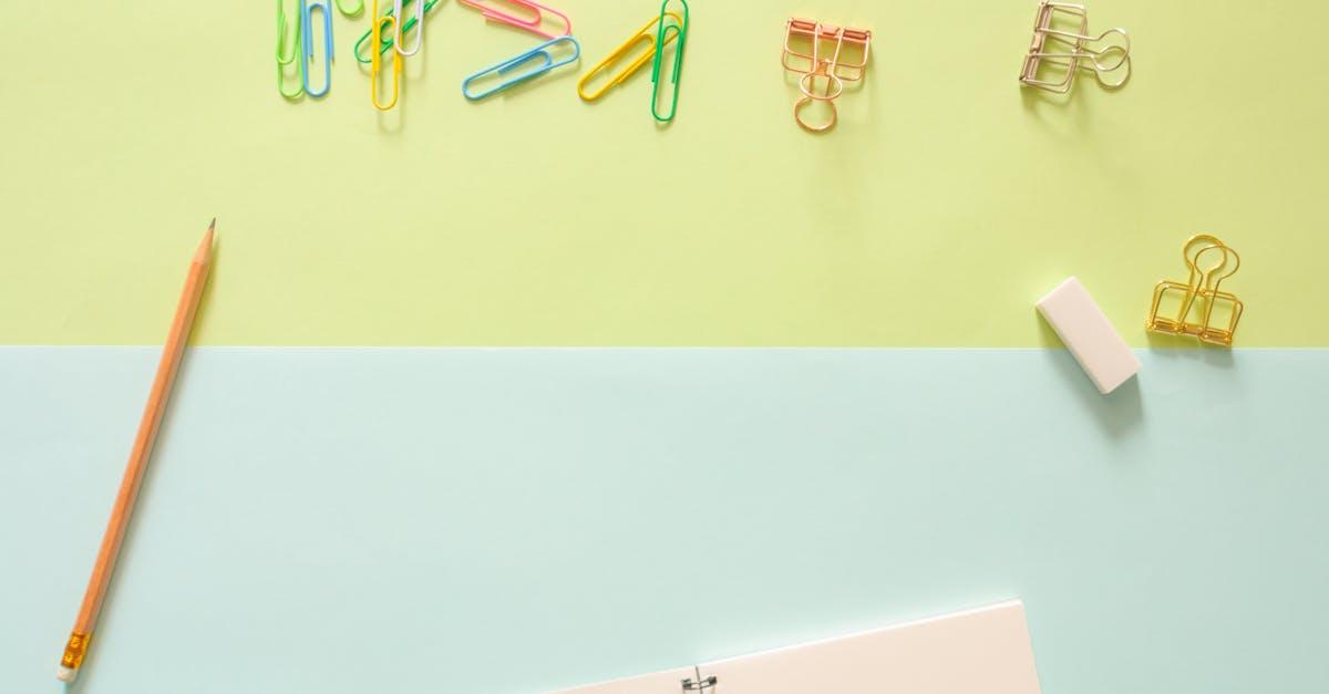 Pinces metalliques de couleurs assorties sur la table a cot juxzf3